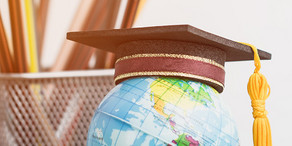 Globus mit Absolventenhut