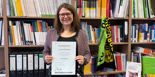 Professur Stang-Rabrig Justine Stang-Rabrig startet als Juniorprofessorin und präsentiert ihre Urkunde.