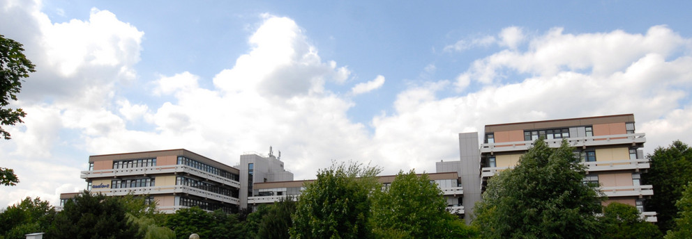 Emil-Figge-Straße 50 Emil-Figge-Straße 50 mit Wolken und grünen Bäumen im Hintergrund